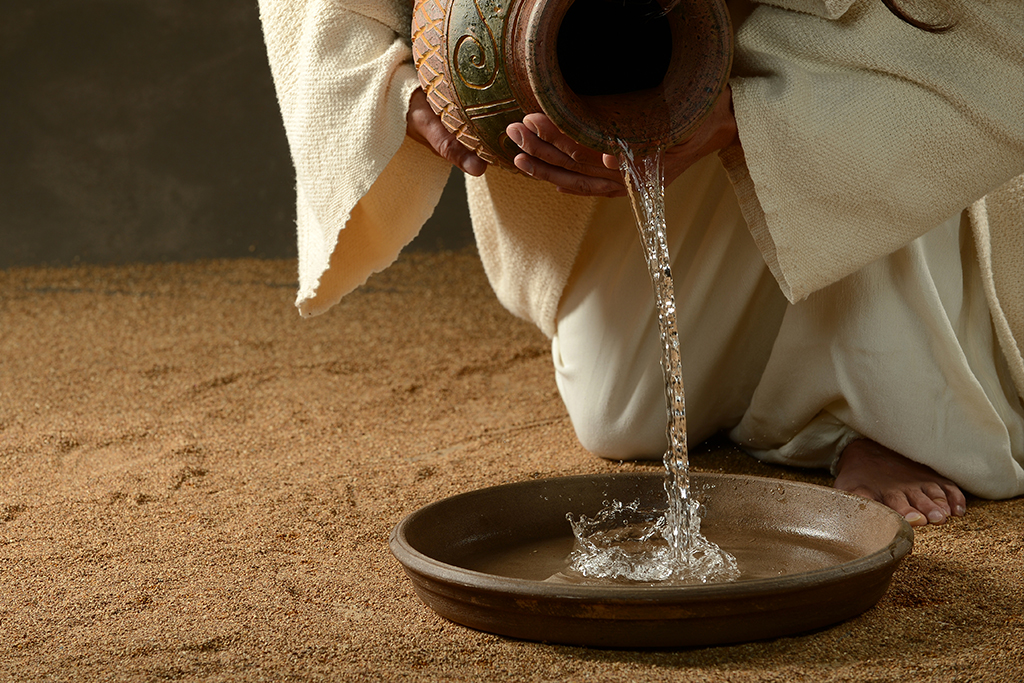 Portrayal of Jesus getting ready to wash the disciples feet